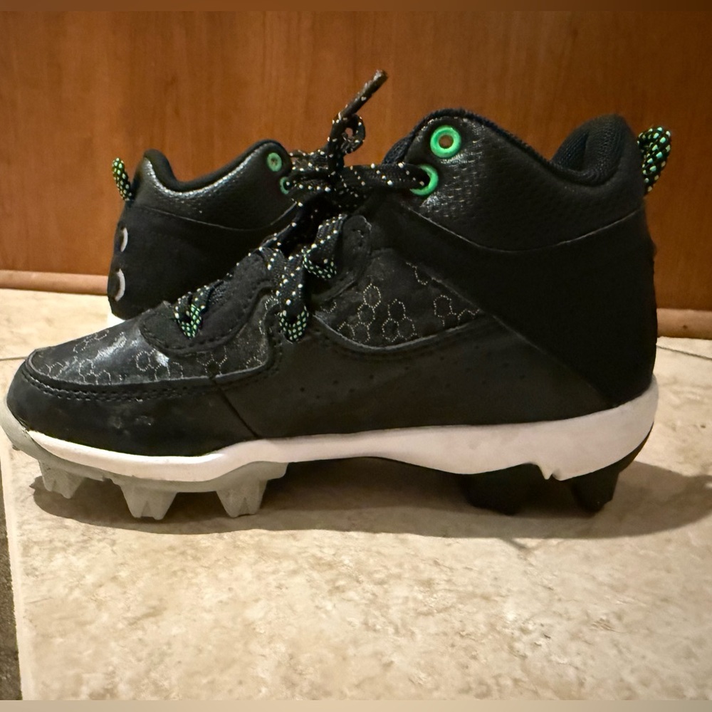 Under Armour Kids football cleats - Picture 2 of 5